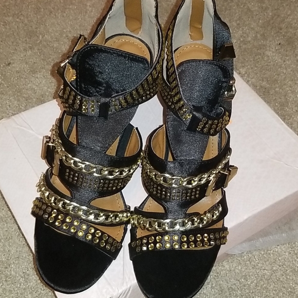 Gorgeous Women's Sandals - Picture 3 of 3